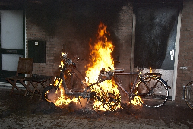 2011/93/GB 20110414 003 Buitenbrand Thomsonstraat scooter.jpg